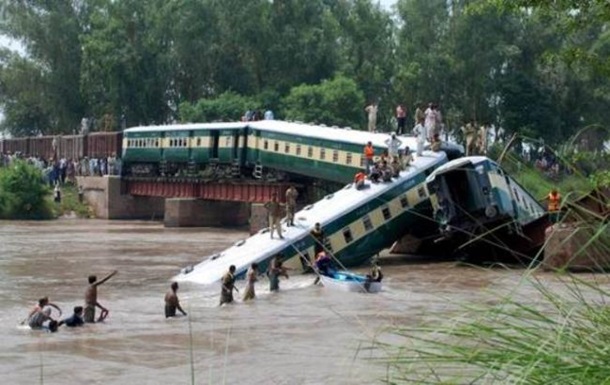 У Пакистані потяг впав у воду, загинули 17 військових