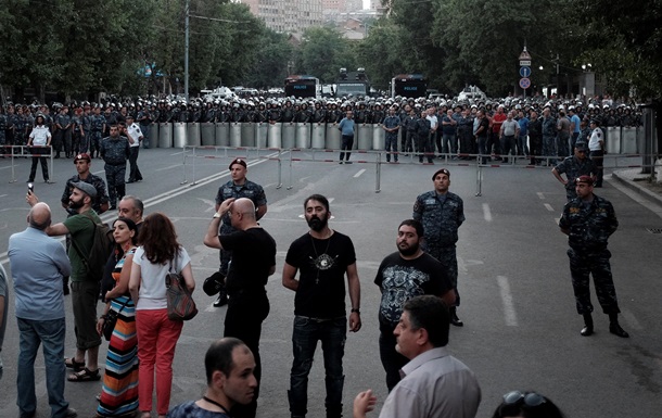 В Ереване собираются митингующие. Полиция ожидает палатки