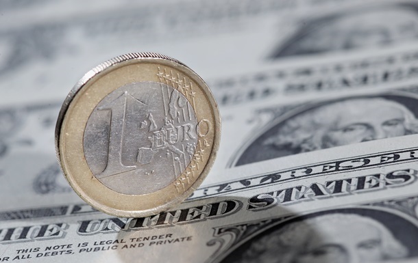 После референдума в Греции евро упал к доллару на 1,12%