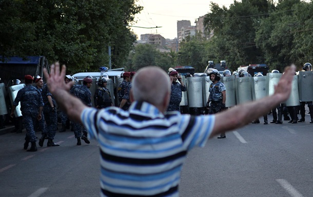 Активісти заявляють про затримання десятків демонстрантів у центрі Єревана