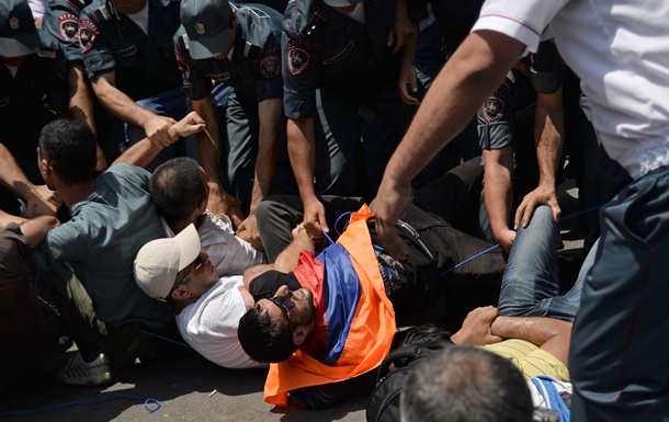 Участник акции протеста в Ереване зашил себе рот