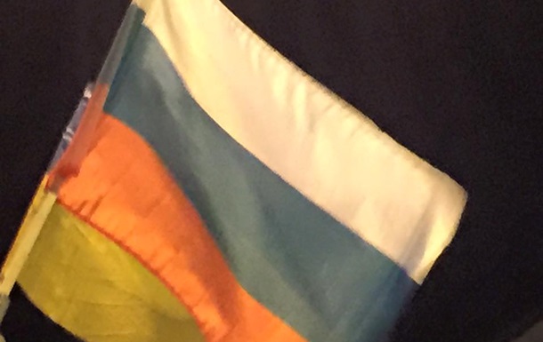 У центрі Києва зірвали прапори Болгарії, переплутавши їх з російськими