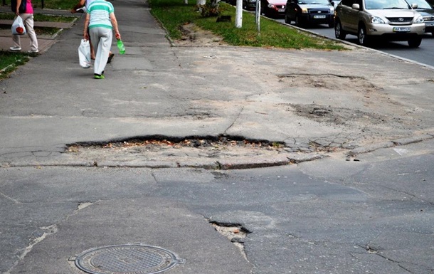 В Киеве дороги превратились в «лунную» поверхность в кратерах.