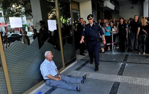Розчулений фотографією грецького пенсіонера австралієць вилетів на допомогу
