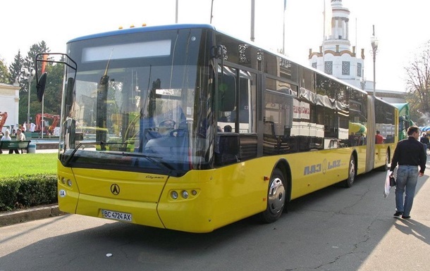 В Киеве контролеры получили от пассажирки газ в лицо, вместо проездного