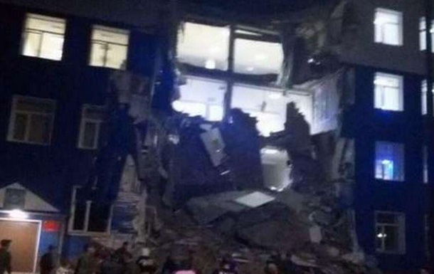 В Омську обвалився корпус навчального центру ПДВ: 37 осіб під завалами