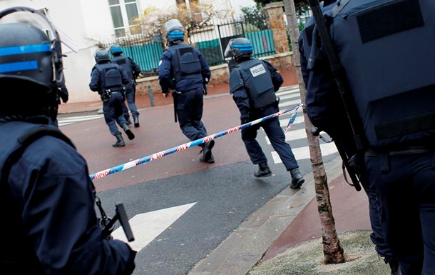В пригороде Парижа захватили заложников в магазине 