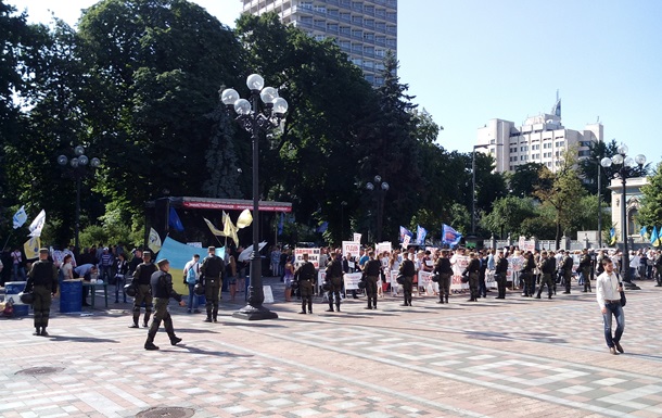 Под Радой с утра собрались десятки митингующих