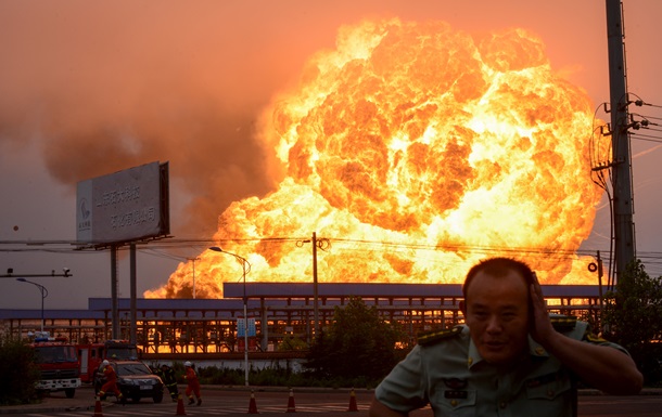 На нафтозаводі в Китаї пролунали вибухи і почалася пожежа