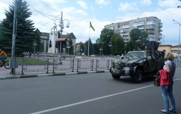 В направлении Мукачево проехала колонна военной техники 