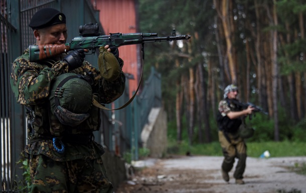 У Мар їнці йде бій, поранені троє жителів