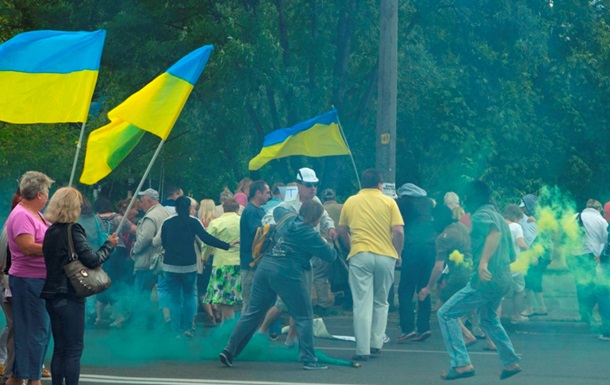 У Дніпропетровську невідомі напали на мітинг проти Порошенка