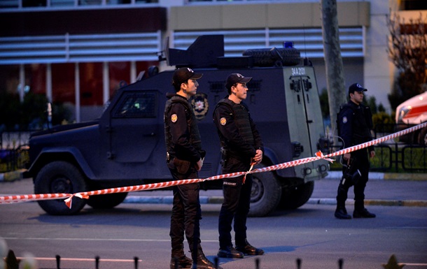 Неизвестный открыл огонь в центре Стамбула: ранен турист