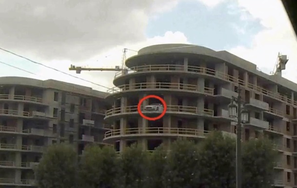 Россиянин припарковал Maserati на балконе семиэтажного дома