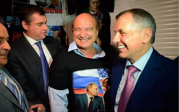 Французский депутат в Крыму  случайно  купил футболку  Обама, ты - чмо 