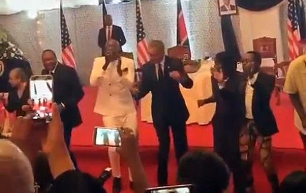 Обама станцевал с президентом Кении