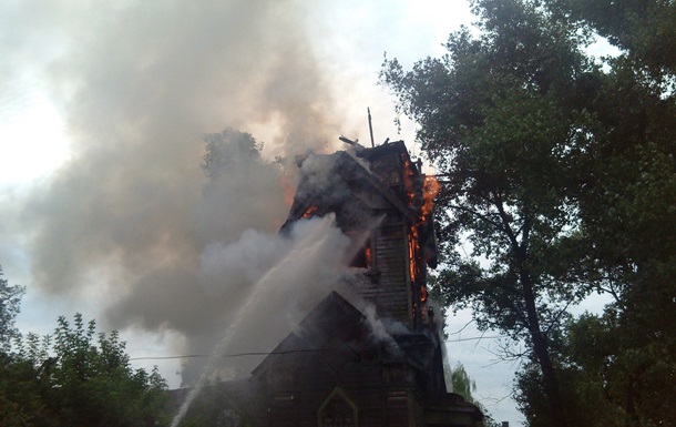 У Сумській області через удар блискавки загорілася церква XVII століття