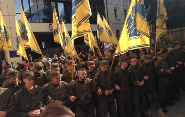 В Киеве  Азов  заблокировал здание фискальной службы