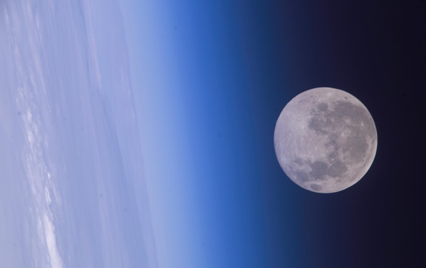 NASA показало рідкісне фото МКС на фоні Місяця