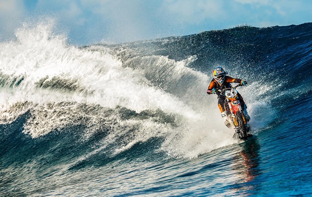 Как по суше: австралийский каскадер проехался по волнам на мотоцикле