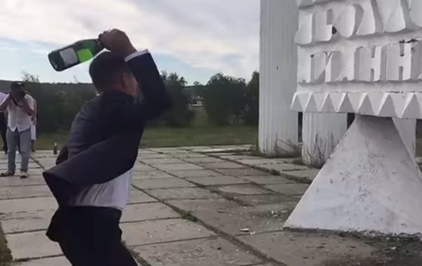 Провал дня: ролик об отомстившей молодоженам стеле в Якутске стал хитом