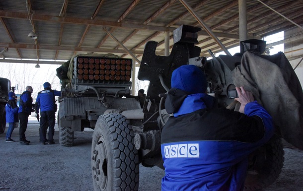 ОБСЄ: Місця зберігання важкої зброї ДНР охороняють військові з Оренбурга