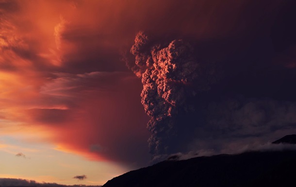 Фотограф показал извержение вулкана в деталях: видеохит