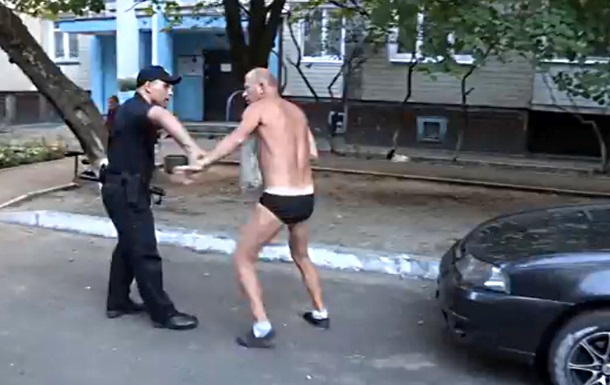 У Києві чоловік в трусах напав на патрульних поліцейських