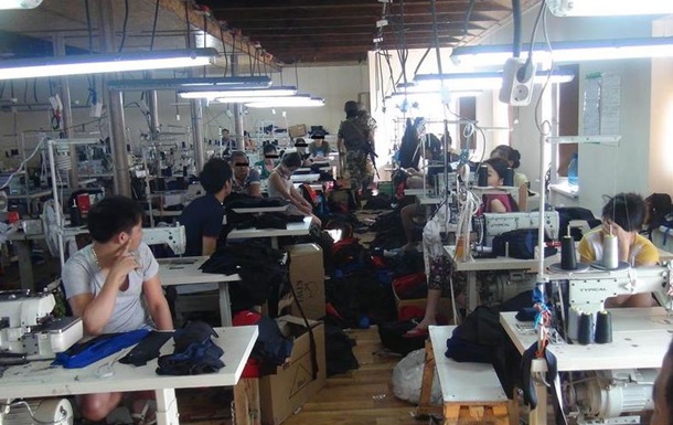 В Одессе ликвидировали цеха с вьетнамцами-рабами, шившими Adidas и Nike
