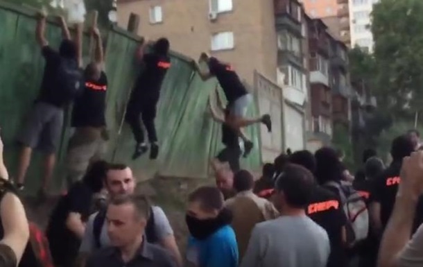 В Киеве активисты травмировали двух милиционеров