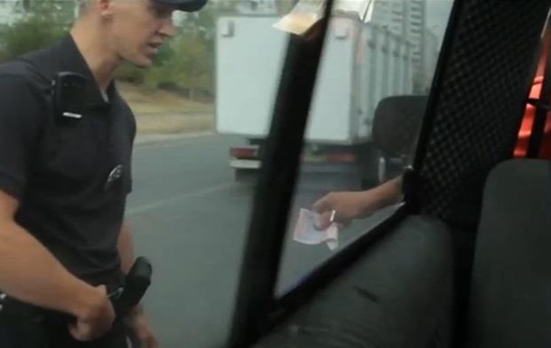 Журналисты предложили патрульной полиции в Киеве взятку - видео