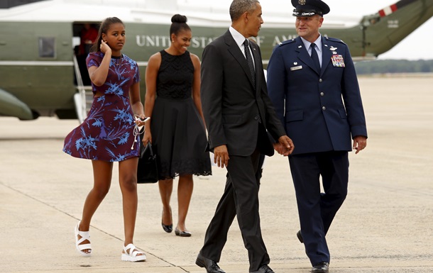 Обама с семьей отправился в отпуск 