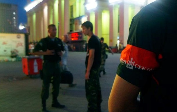 Правий Сектор патрулює вокзал у Харкові. (Шокуючи подробиці Фото + Відео)