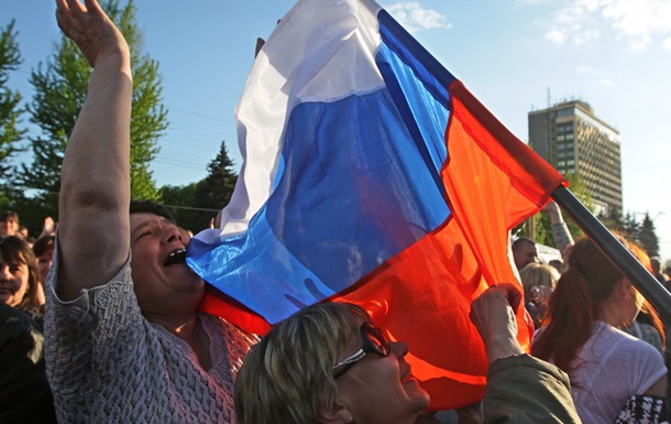 Латвийский суд оправдал разорвавшего российский флаг