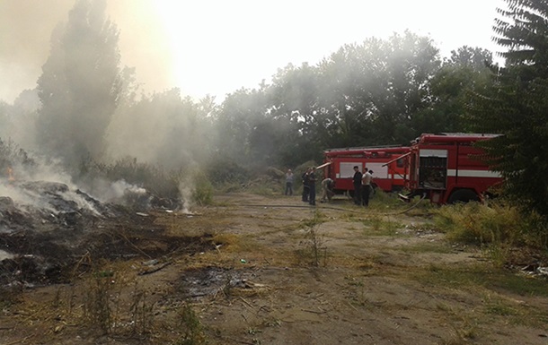 В Николаеве второй день горит мусор на судостроительном заводе