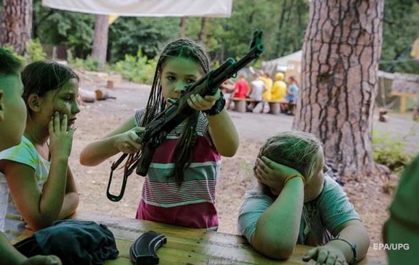  Азов , обвиняемый в нацизме, тренирует детей под Киевом