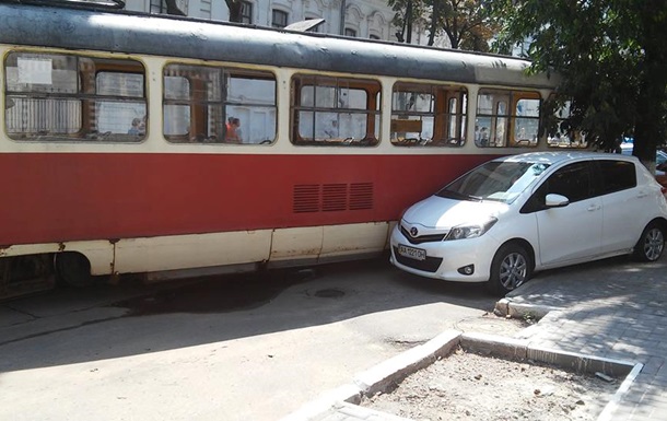 В Киеве сошедший с рельсов трамвай протаранил авто