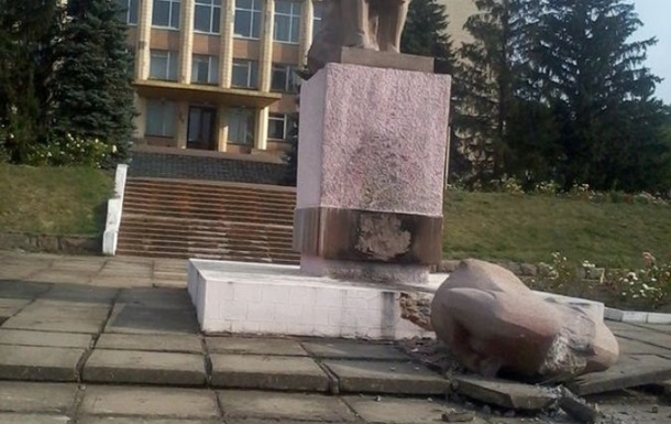 В Херсонской области снесли памятник Ленину