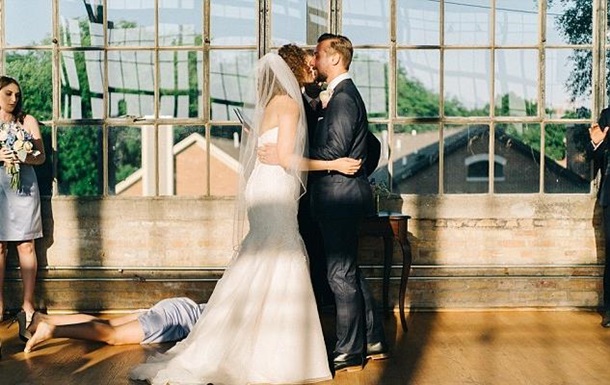 Фотобомба: Свадебный снимок стал хитом соцсетей