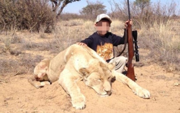 Фото дітей на тлі убитого лева обурило користувачів Мережі