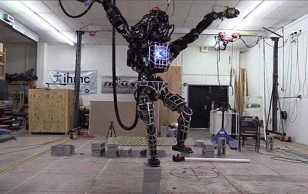 Человекоподобного робота Atlas вывели на первую прогулку