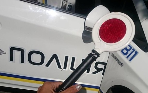 Киевским полицейским выдали новые жезлы