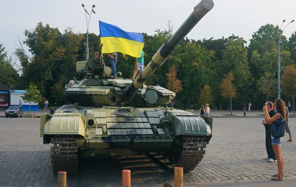 На «Відкритому університеті» Харків янам показали бронетехніку. (Фото та відео)
