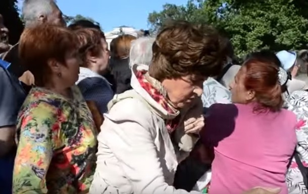 У Санкт-Петербурзі люди побилися в черзі за безкоштовними яблуками