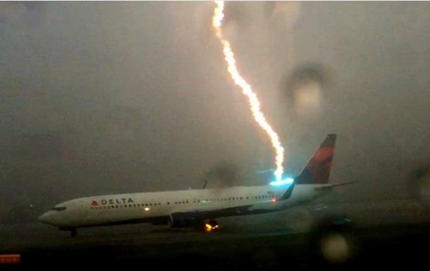 Пассажир случайно  словил  момент попадания молнии в самолет 