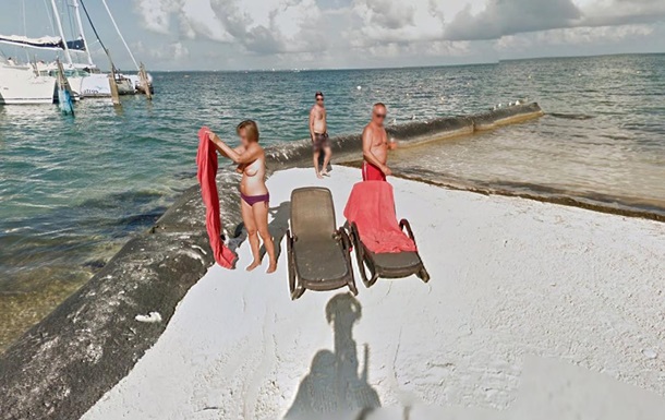 Напівгола жінка потрапила на панорами Google Street View