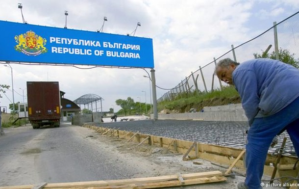 Болгария разместила бронетехнику на границе с Македонией