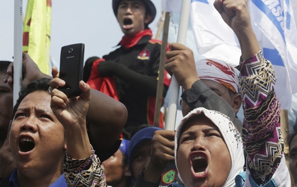 В Индонезии тысячи человек протестуют против возможных увольнений