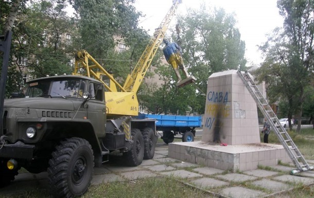 В Луганской области демонтировали больше 100 советских памятников