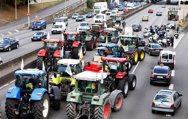 В Париже протестует колонна фермеров на тракторах